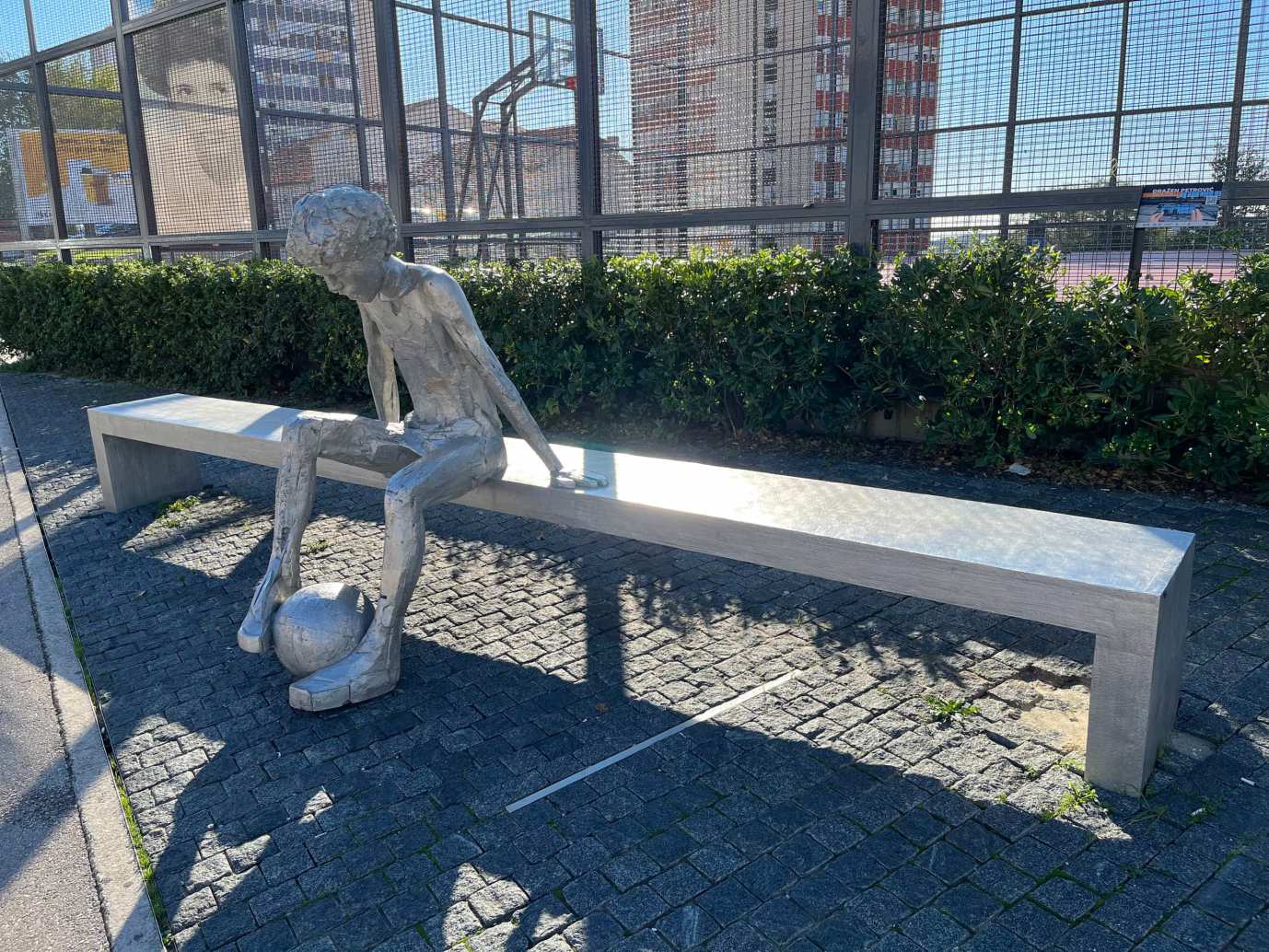 Dražen koji sjedi na klupi